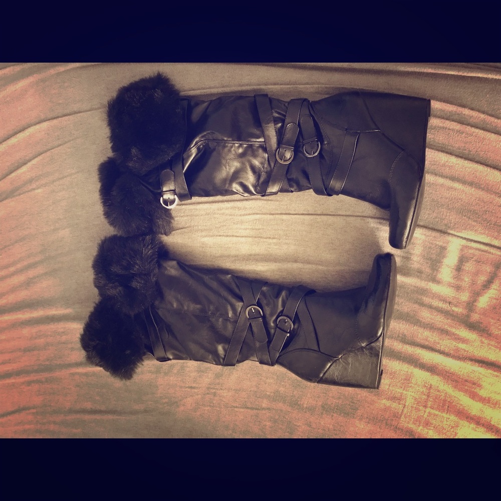 Wedge shoe with fur trim and straps